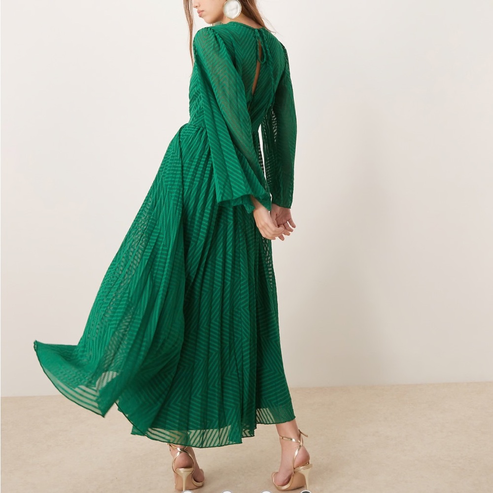 ASOS DESIGN green tie back fluted sleeve pleated chevron chiffon midi dress. - Picture 4 of 9